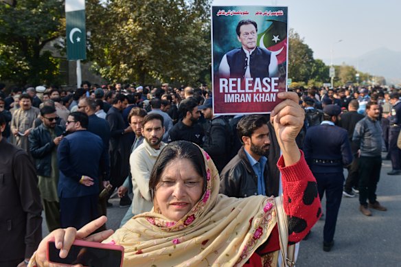 Pendukung mantan perdana menteri Pakistan Imran Khan yang dipenjara melakukan protes di luar Pengadilan Tinggi Islamabad bulan ini.