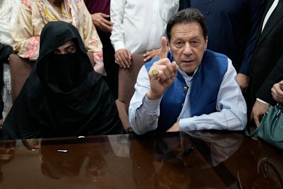 Imran Khan dan istrinya Bushra Bibi berbicara kepada media di Pengadilan Tinggi Lahore pada tahun 2023.
