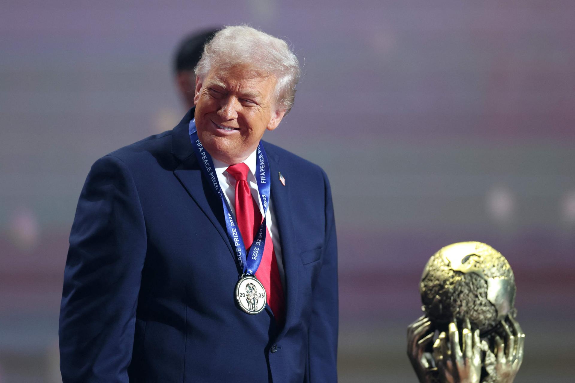 FIFA memberikan hadiah perdamaian kepada Trump yang beralih dari fokus pada olahraga

 – Beragampengetahuan