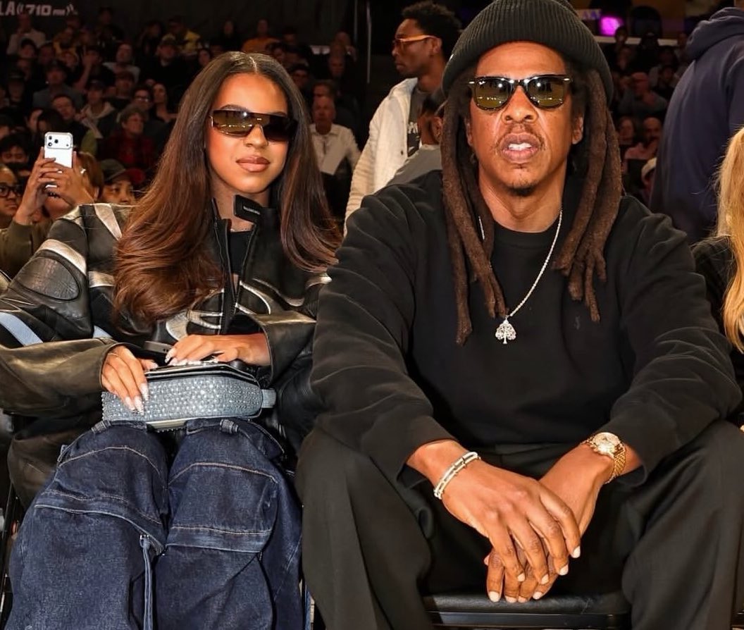 Jay-Z dan Blue Ivy bertemu dengan LeBron James di pertandingan Lakers, dengan Blue mengenakan sepatu kets Isabel Marant yang sama yang dipopulerkan oleh Beyoncé.

 – Beragampengetahuan