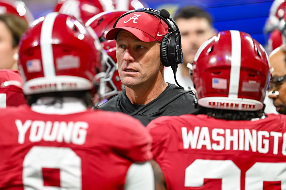 ATLANTA, GA – 6 DESEMBER: Pelatih kepala Alabama Kalen DeBoer berbicara dengan para pemainnya saat istirahat selama pertandingan sepak bola perguruan tinggi Kejuaraan SEC antara Alabama Crimson Tide dan Georgia Bulldogs pada 6 Desember 2025 di Stadion Mercedes-Benz di Atlanta, Georgia. (Foto oleh Rich von Biberstein/Sportswire Icon melalui Getty Images)