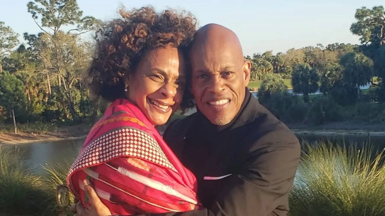 Keluarga Sykes yang gembira: bertemu pasangan Cecilia dan tiga anak