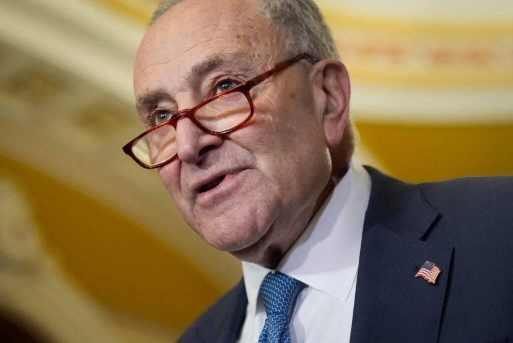 Chuck Schumer mengatakan kebijakan baru Trump yang melarang aborsi, bahkan dalam kasus pemerkosaan dan inses, adalah pengkhianatan terhadap para veteran Amerika yang pemberani.

 – Beragampengetahuan
