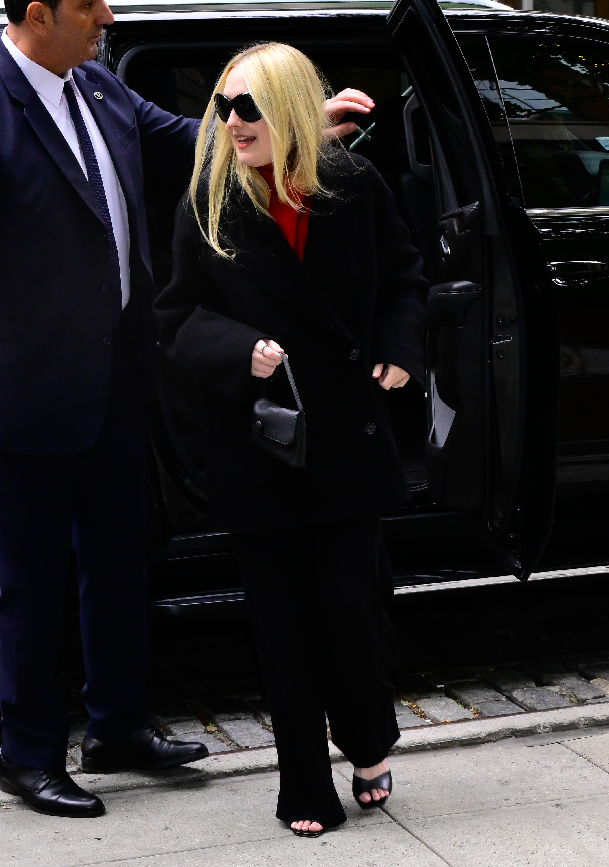 Dakota mengenakan jaket hitam. celana hitam Dan tas sally di sekitar sana.