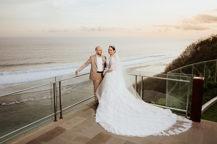 Pohon sakura putih menjadi penentu latar pernikahan di puncak tebing seperti dongeng ini

 – Beragampengetahuan