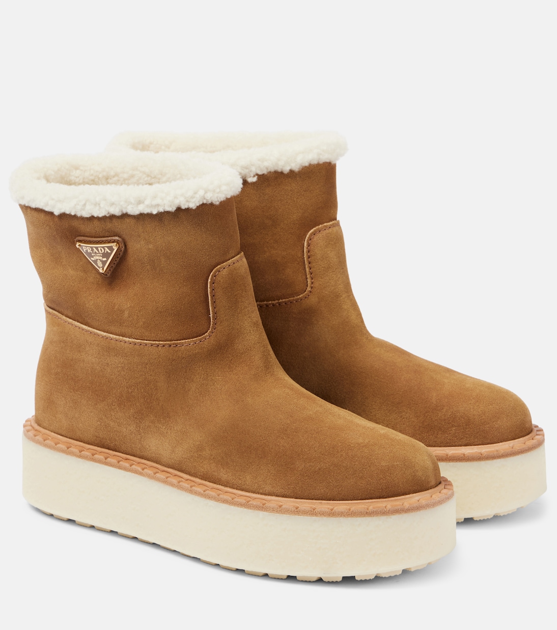 Sepatu bot suede dengan lapisan Shearling.