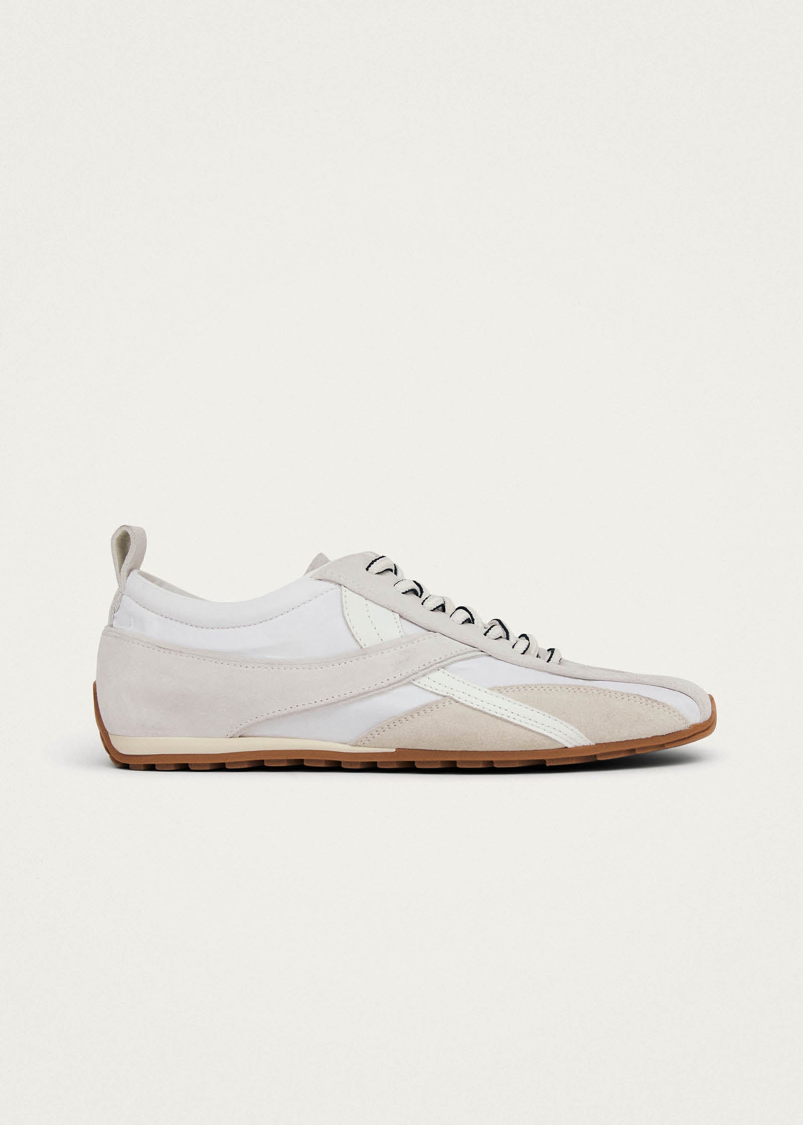 Sepatu sneakers berbahan kulit putih polos dan nilon Tb.304