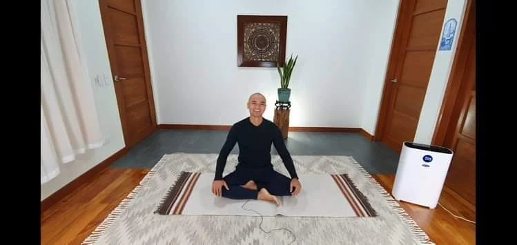 Vince Dizon adalah pelatih yang penuh perhatian dan instruktur Yoga Yin