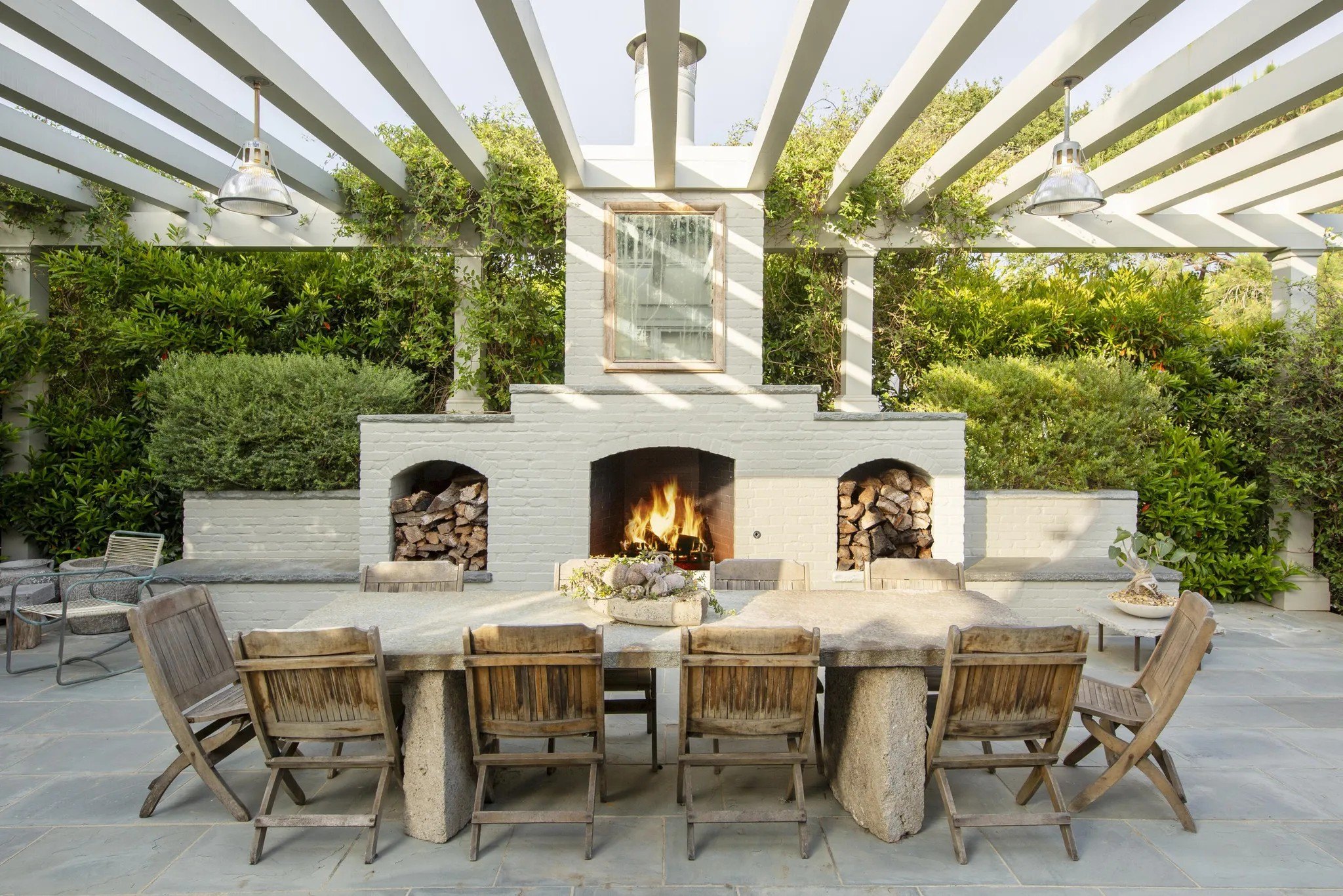 Adam Levine dan Behati Prinsloo mendaftarkan Montecito Estate yang besar seharga $65 juta setelah membeli properti baru