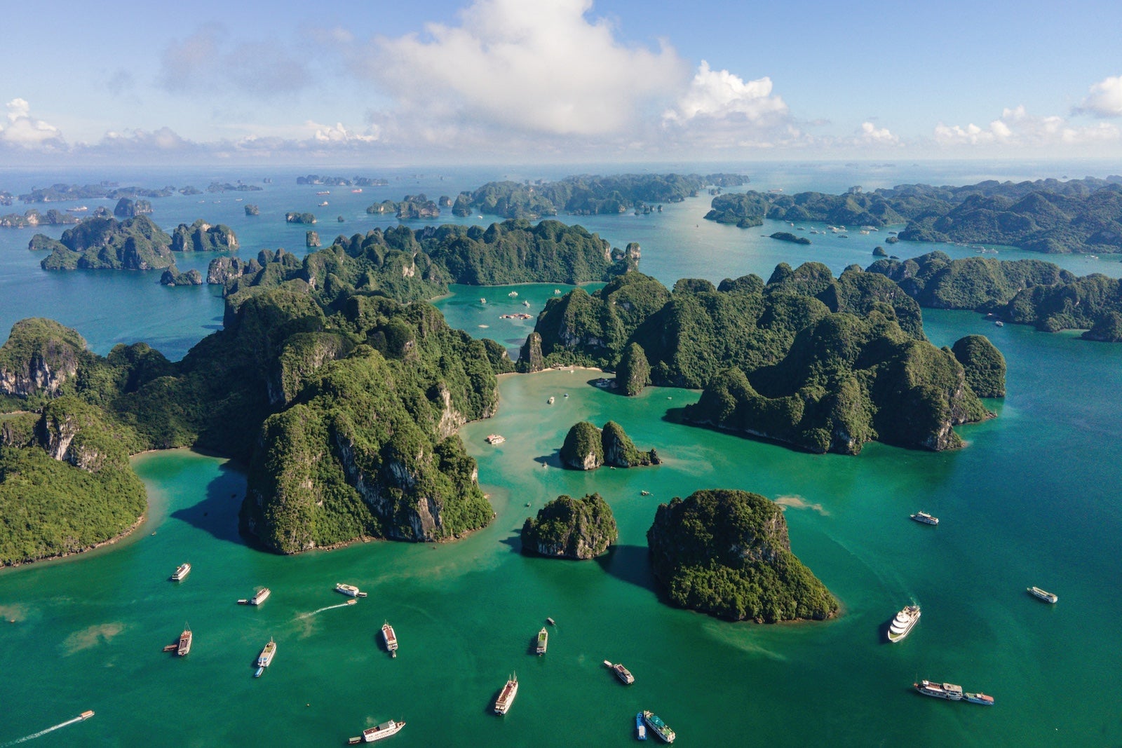 Pemandangan udara Teluk Halong, Vietnam