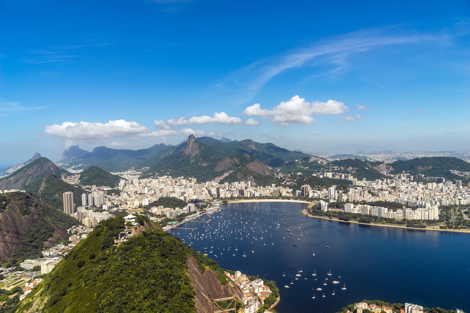 Pemandangan Teluk Guanabara Rio de Janeiro dan garis pantai dari Gunung Sugarloaf
