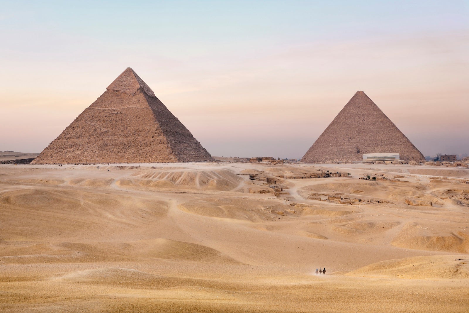 Kairo, Mesir, Afrika. Piramida Giza. Di sebelah kiri adalah Piramida Menkaure (Mycerinus) dan di sebelah kanan adalah Piramida Khafre (Chephren). senja (senja)