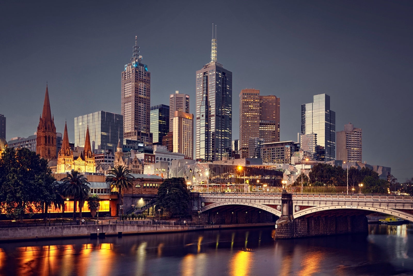 Melbourne, pusat kota Australia pada malam hari