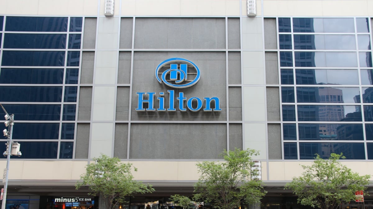 Perang antara Homeland Security dan Hilton semakin serius ketika Amandemen Ketiga mulai menjadi tren di media sosial

 – Beragampengetahuan