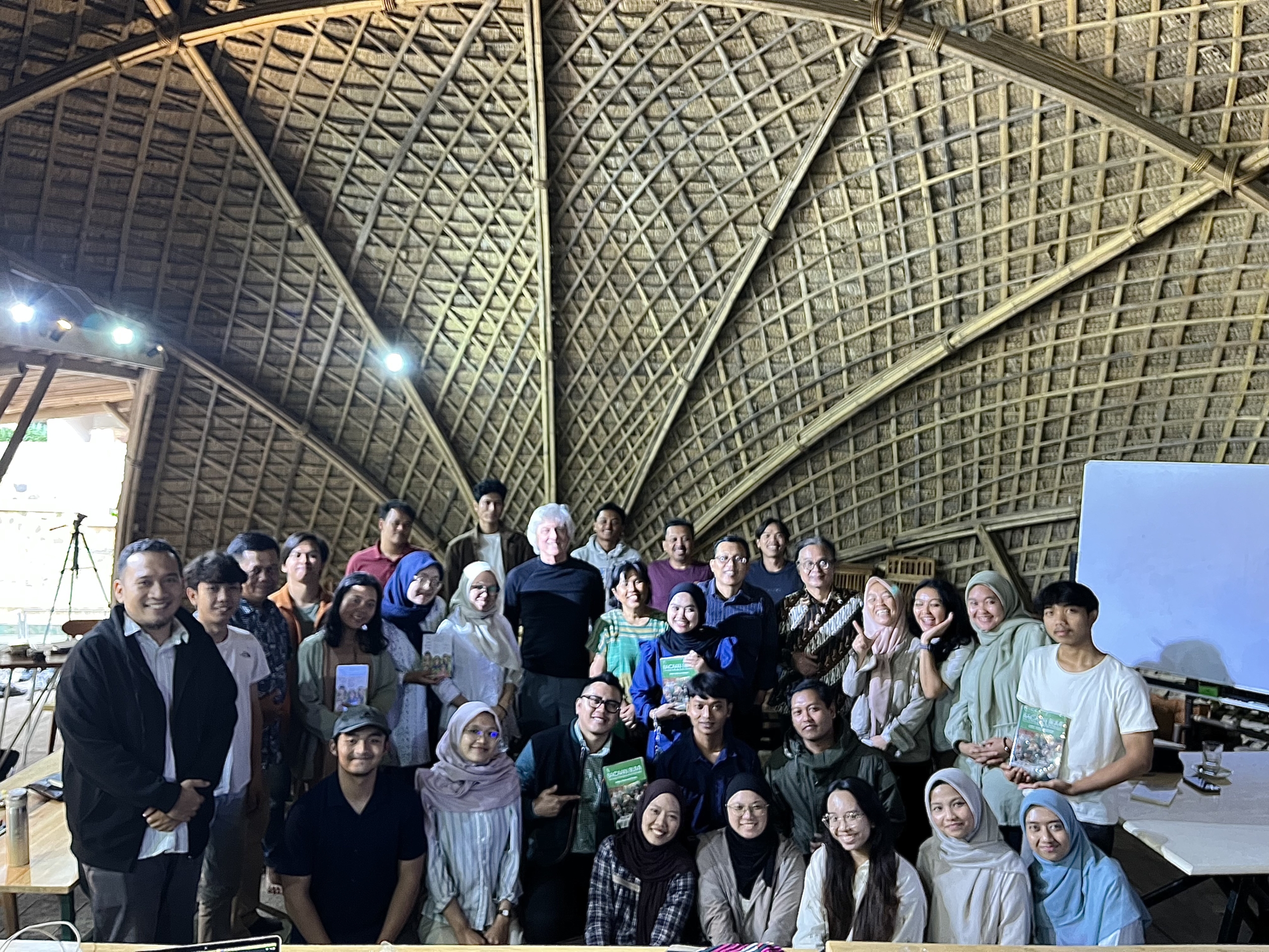 Talking Indonesia: Pemikiran ekologis Indonesia

 – Beragampengetahuan