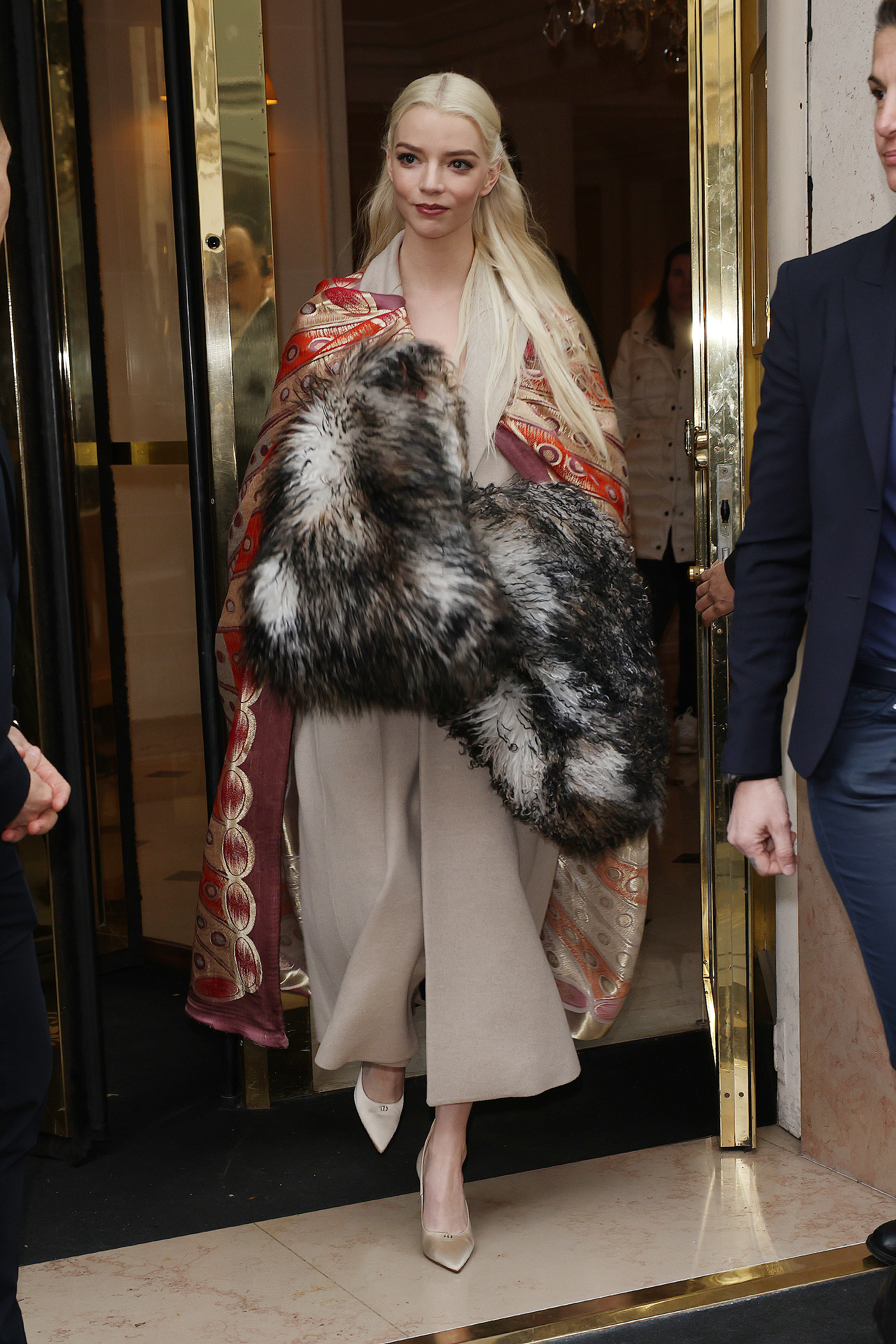 Paris, Prancis, 26 Januari: Anya Taylor-Joy. Meninggalkan hotel sebelum Christian Dior saat pertunjukan Haute Couture Spring Summer 2026 sebagai bagian dari Paris Fashion Week pada 26 Januari 2026 di Paris, Prancis.