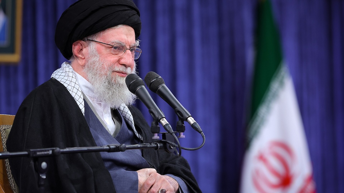 Protes, penyitaan dan latihan

 – Beragampengetahuan