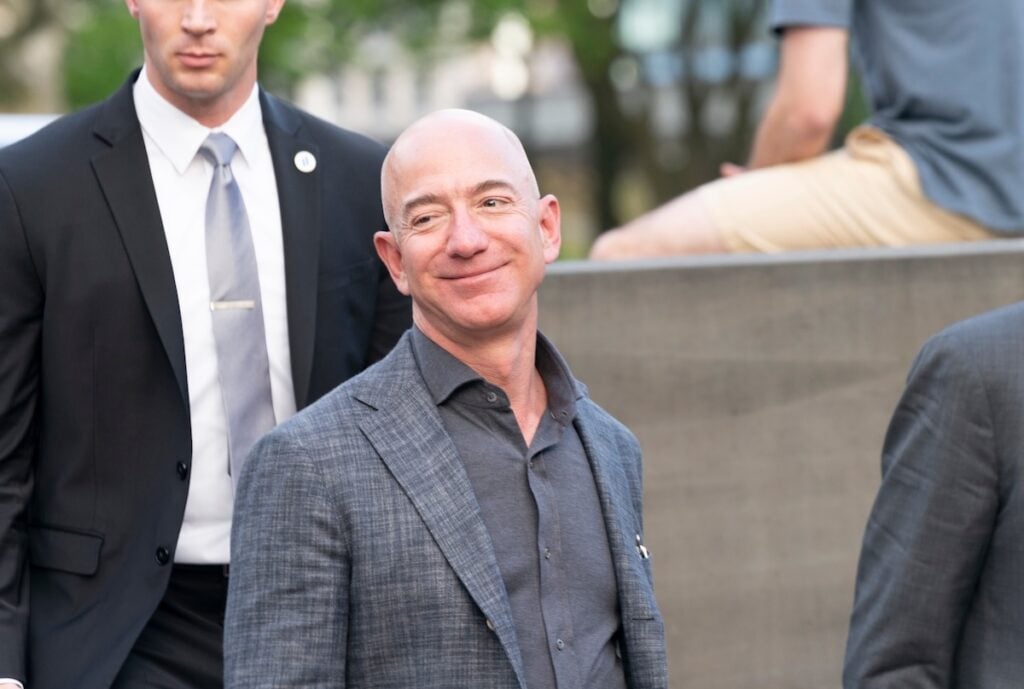 Jeff Bezos pernah menghadapi dilema untuk meninggalkan pekerjaannya demi mengejar Amazon, bosnya mengatakan hal ini kepadanya saat berjalan-jalan di taman – Amazon.com (NASDAQ:AMZN)

 – Beragampengetahuan