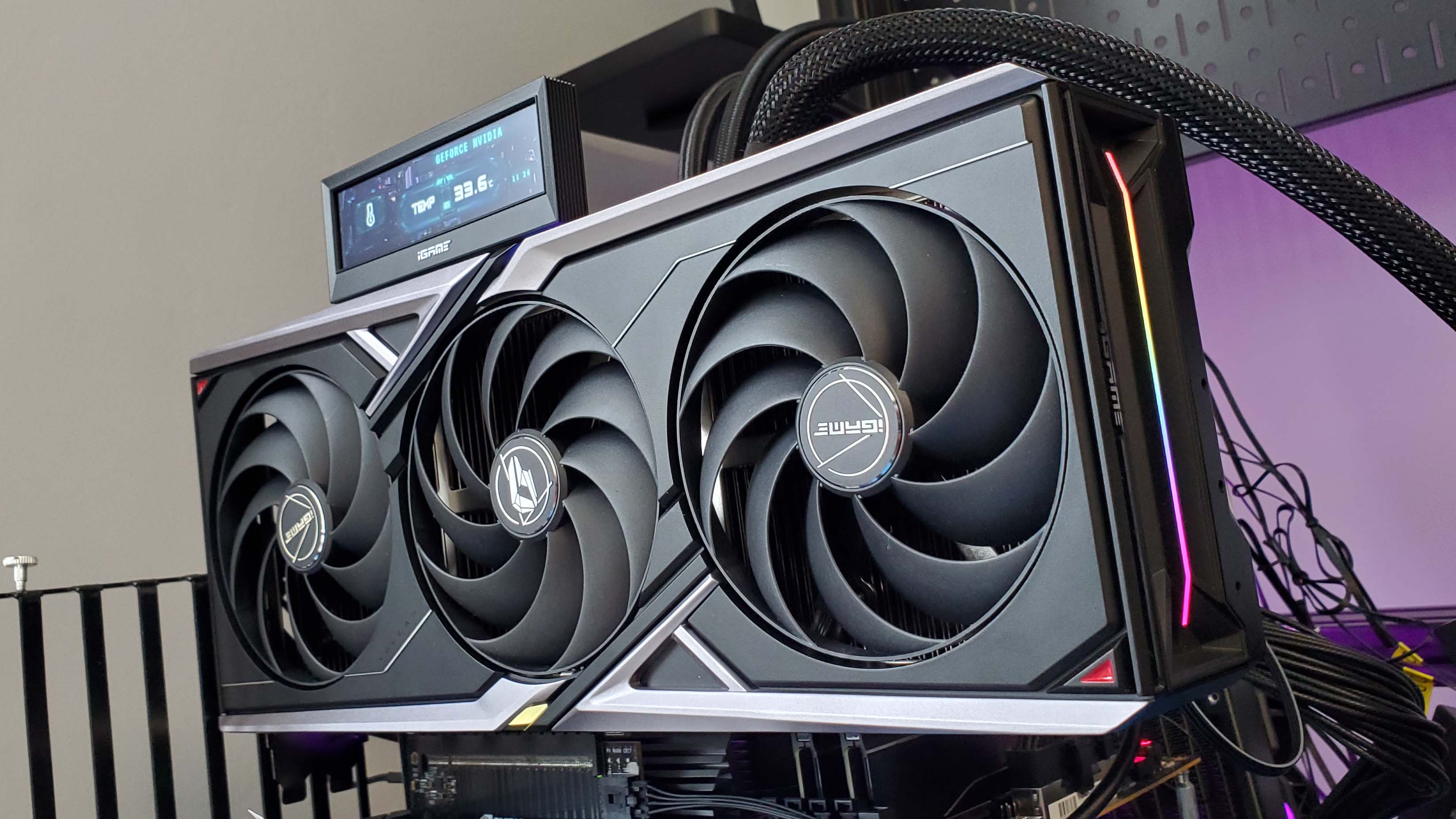 Kartu grafis iGame RTX 5070 Ti Vulcan OC yang penuh warna dari semua sudut
