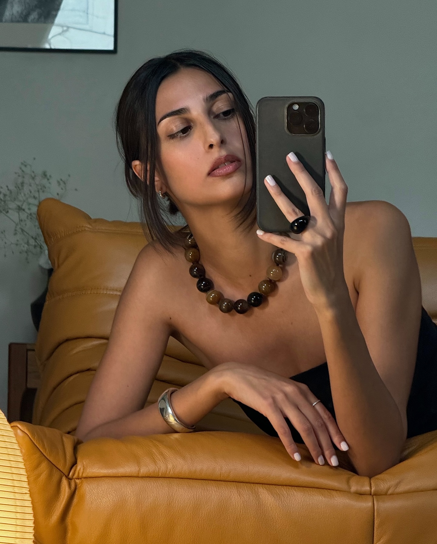 Salome Mory berfoto selfie di cermin dengan kukunya dicat putih susu