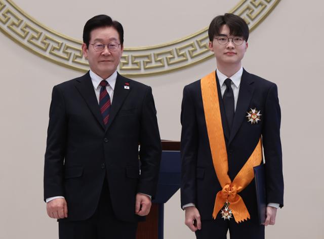 Faker, kanan, dengan Pimpinan Lee Jae Myung / Foto Korea Times oleh Want Tae-seok