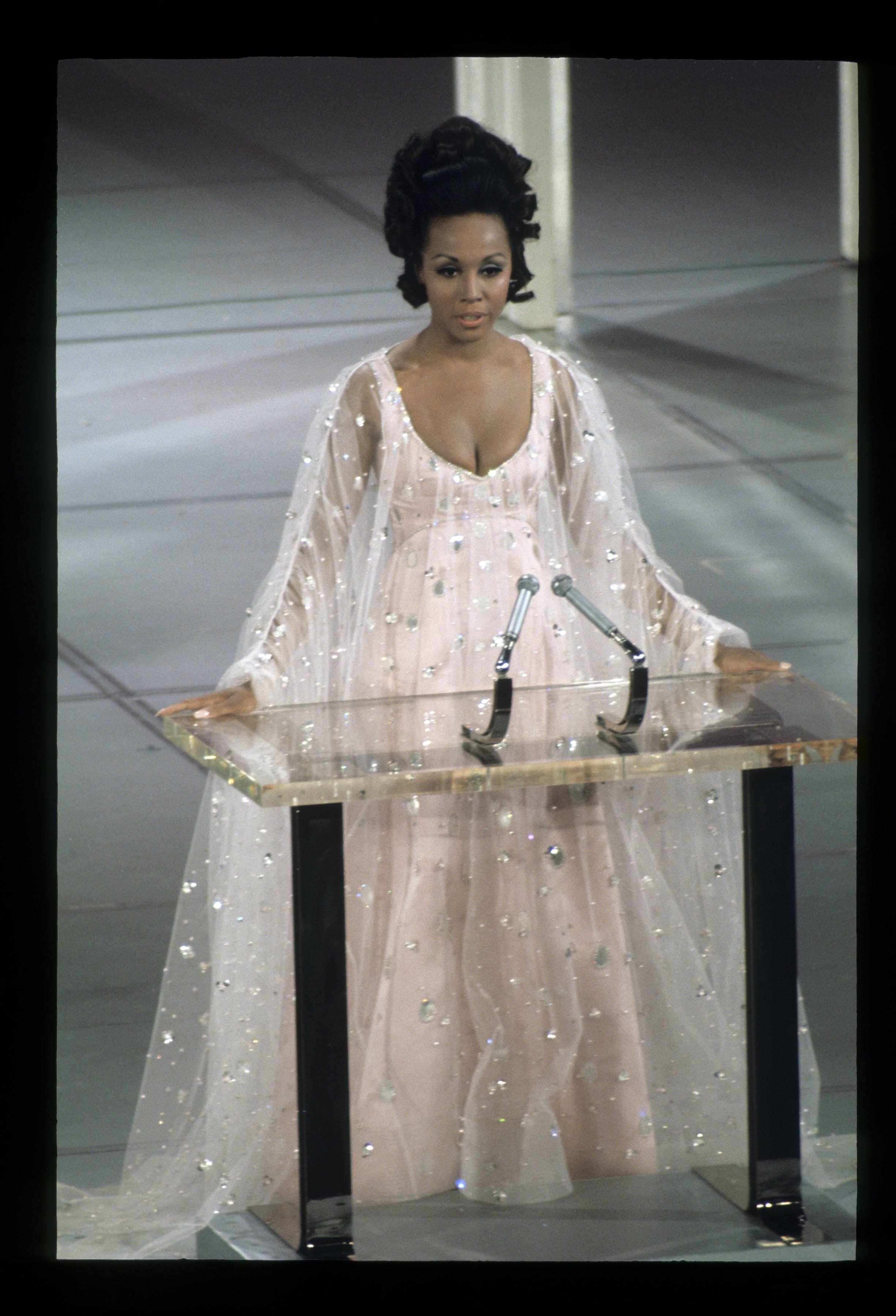 Diahnn Caroll dalam gaun pink muda di Academy Awards 1969.