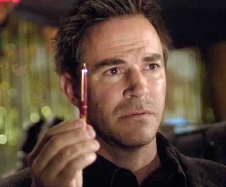 Roger Bart berperan sebagai Howard yang memegang pena di The Lost Room.
