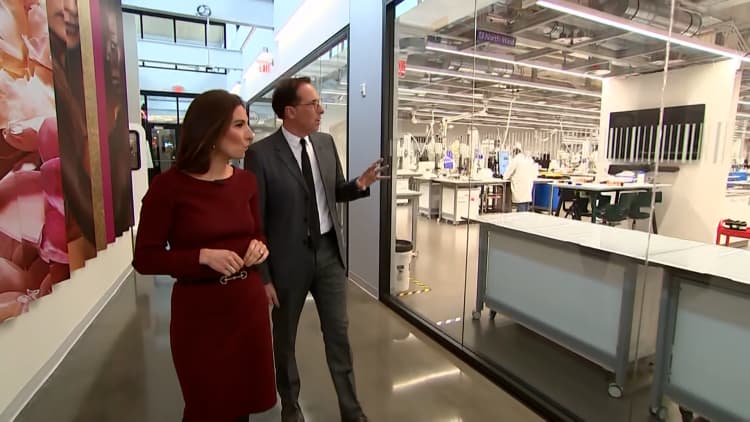 Ikuti tur ke dalam pusat penelitian dan inovasi baru perusahaan Amerika L'Oréal