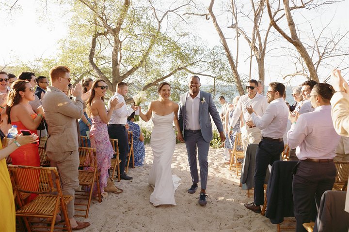 Perayaan Sarah dan John’s Oceanside di Kosta Rika diselenggarakan oleh Cuba Okon Weddings

 – Beragampengetahuan