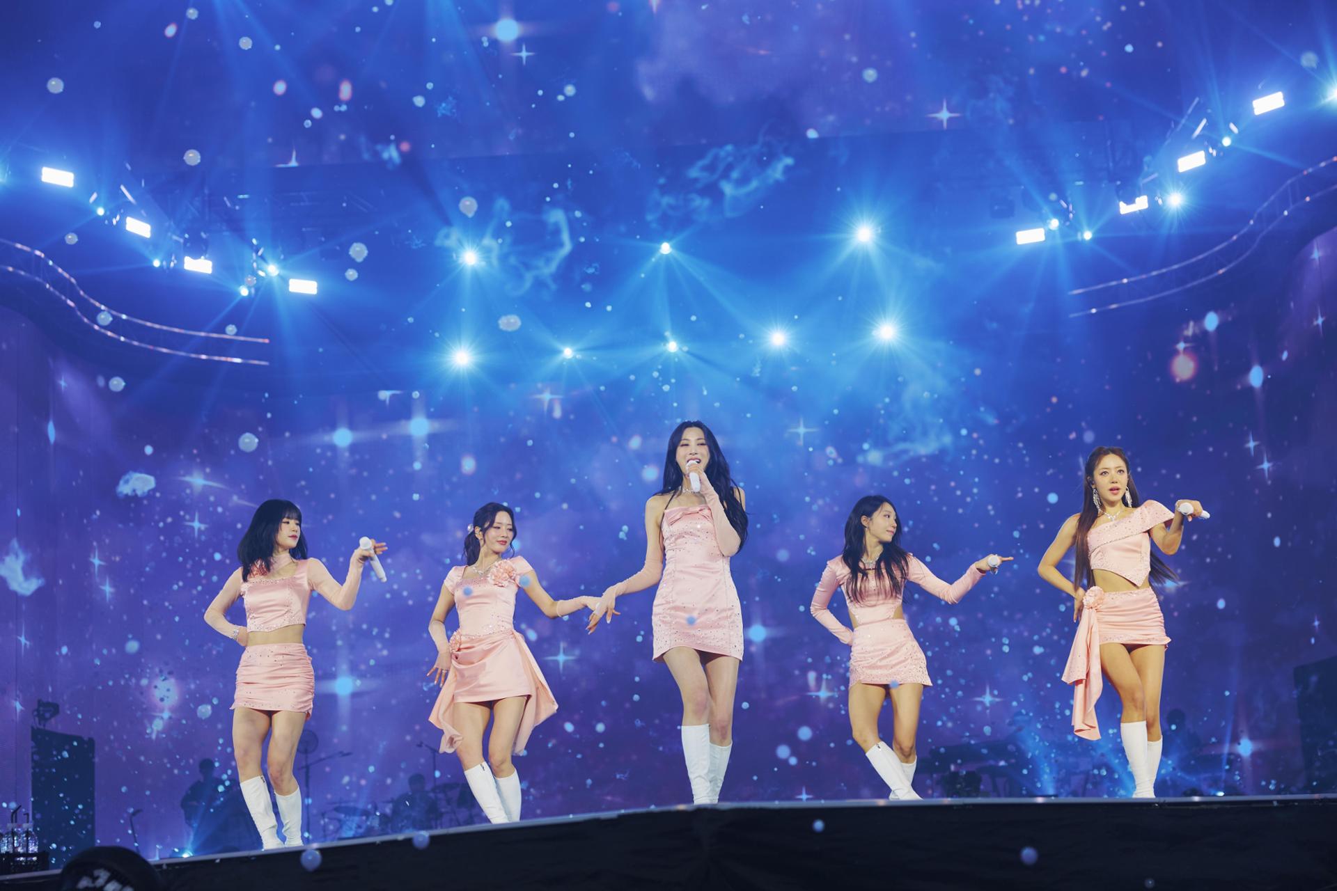 Konser Apink yang ke-8, yang berlangsung selama 15 tahun, membuktikan bahwa kesuksesan K-pop dibangun atas dasar bakat, bukan sekadar viralitas.

 – Beragampengetahuan