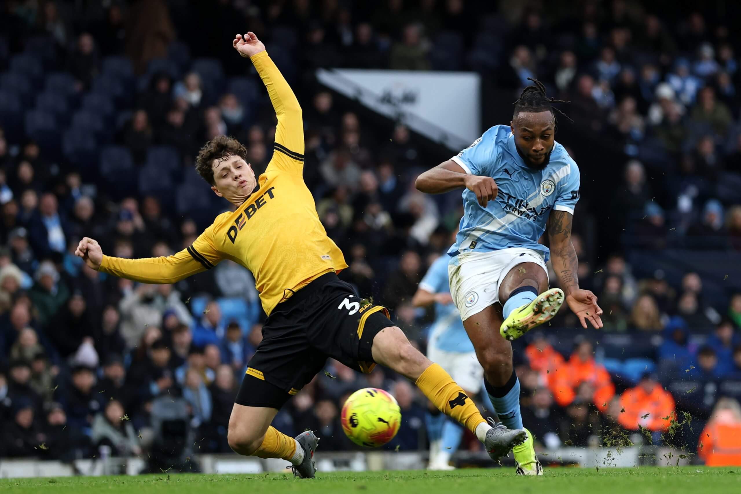 Antoine Semenyo shoots against Wolves