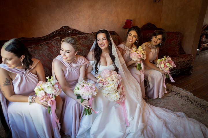 Pernikahan kastil dongeng merah muda Olivia dan Hayden yang terinspirasi oleh Hari Valentine oleh All My Stars Photography

 – Beragampengetahuan