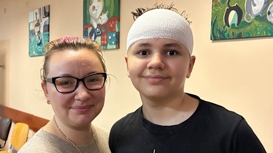 Olga Pavliieva bersama putranya Yehor di Pusat Klinis Kesehatan Anak Lviv.