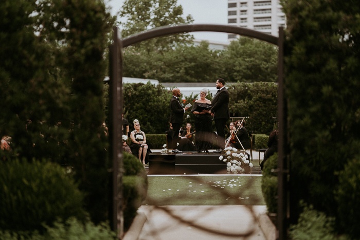 Pernikahan dasi hitam yang elegan di taman pribadi di Houston

 – Beragampengetahuan