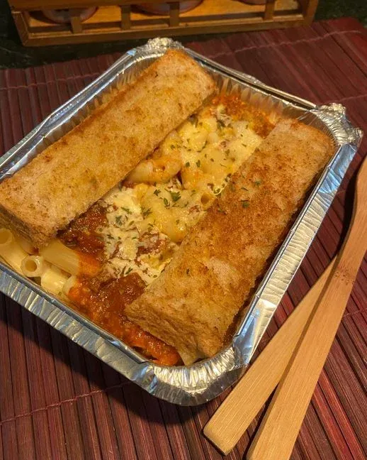 Semuanya kecuali Bacon Mac dan Keju dengan 4 Keju