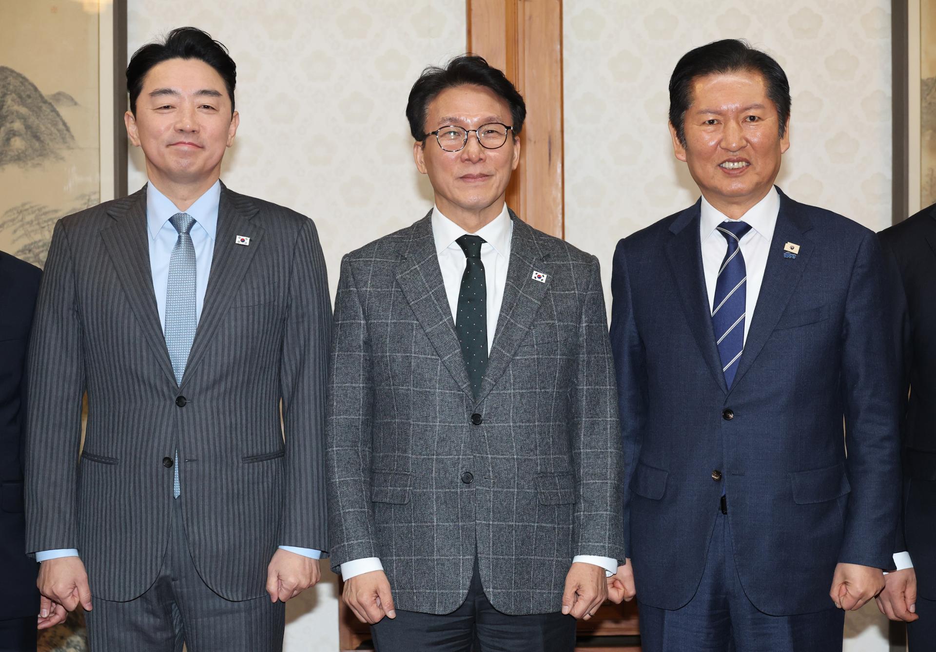 Perdana Menteri bertemu dengan kepala staf presiden, pemimpin partai yang berkuasa mengenai tarif AS

 – Beragampengetahuan