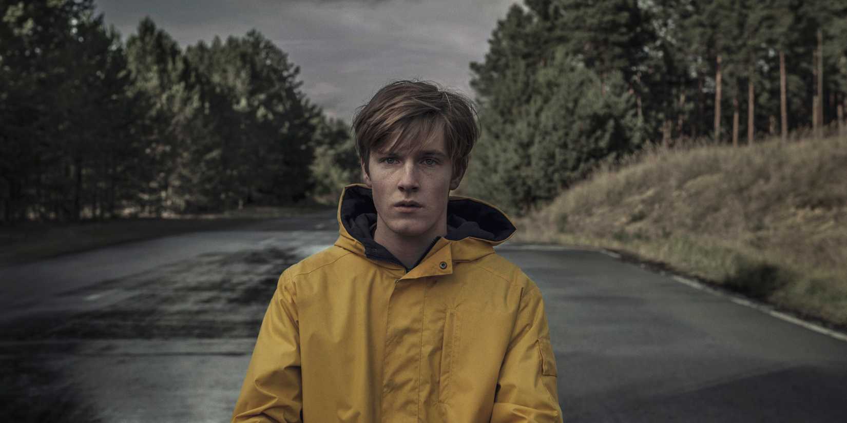 Dark Season 1 Episode 1 Jonas (Louis Hofmann) menatap sesuatu