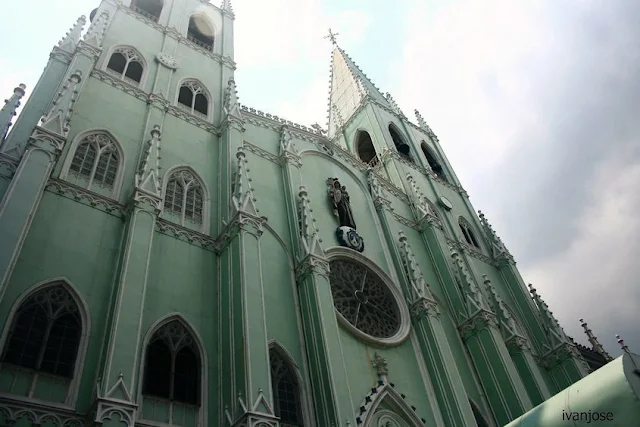 Bagian depan Gereja San Sebastian