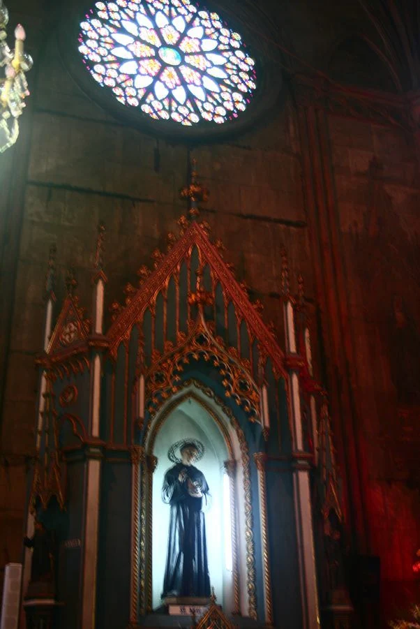 Gereja San Sebastian Patung keagamaan di Gereja San Sebastian