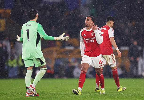 Bentrokan David Raya dan Gabriel dari Arsenal setelah Tom Edozie dari Wolverhampton Wanderers mencetak gol kedua timnya dalam pertandingan Liga Premier...