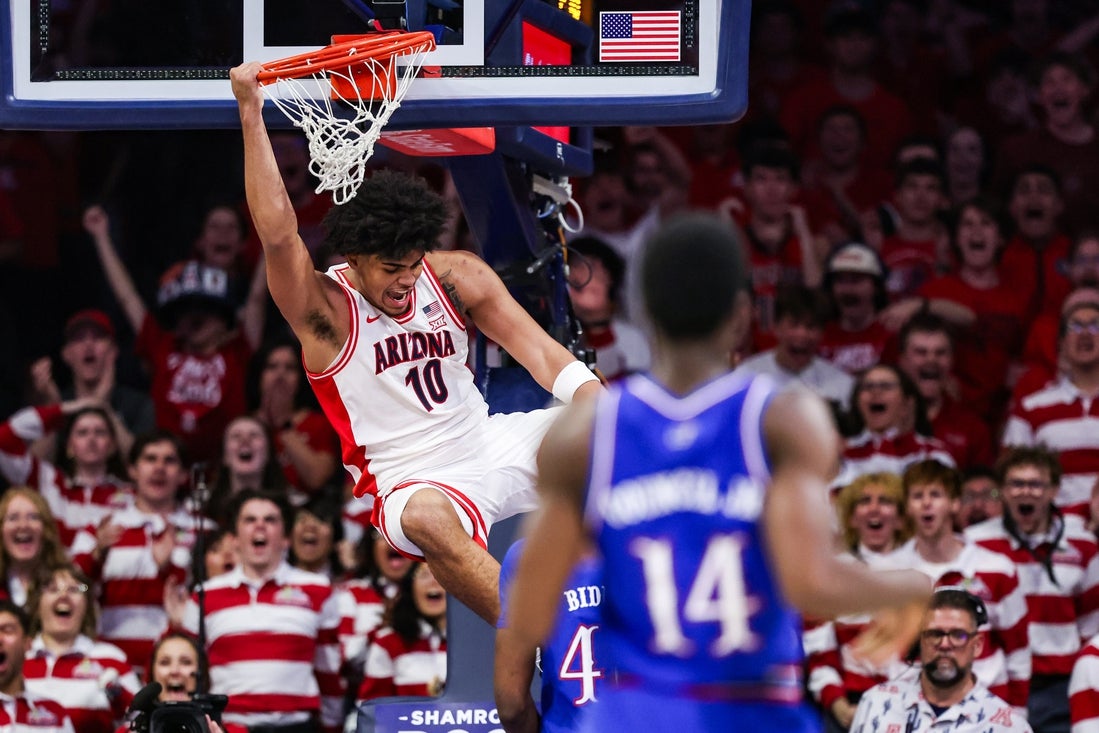 Peregangan bergerak No. 2 Arizona melewati No. 14 Kansas.

 – Beragampengetahuan