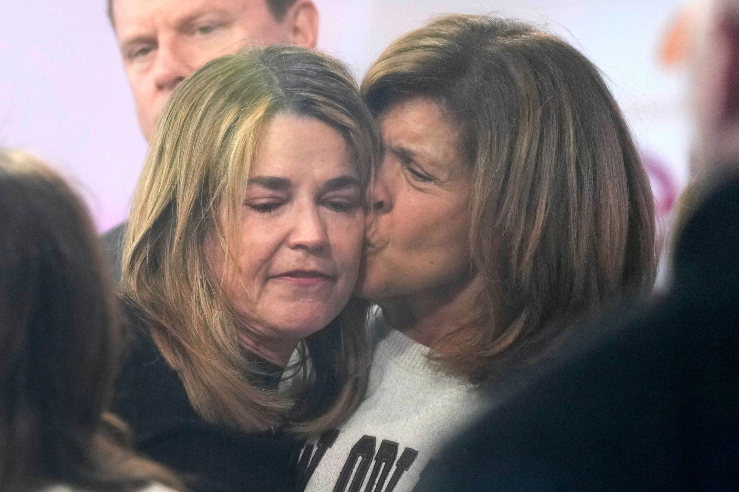 Savannah Guthrie (kiri) mendapat ciuman dari Hoda Kotb saat berkunjung ke acara 