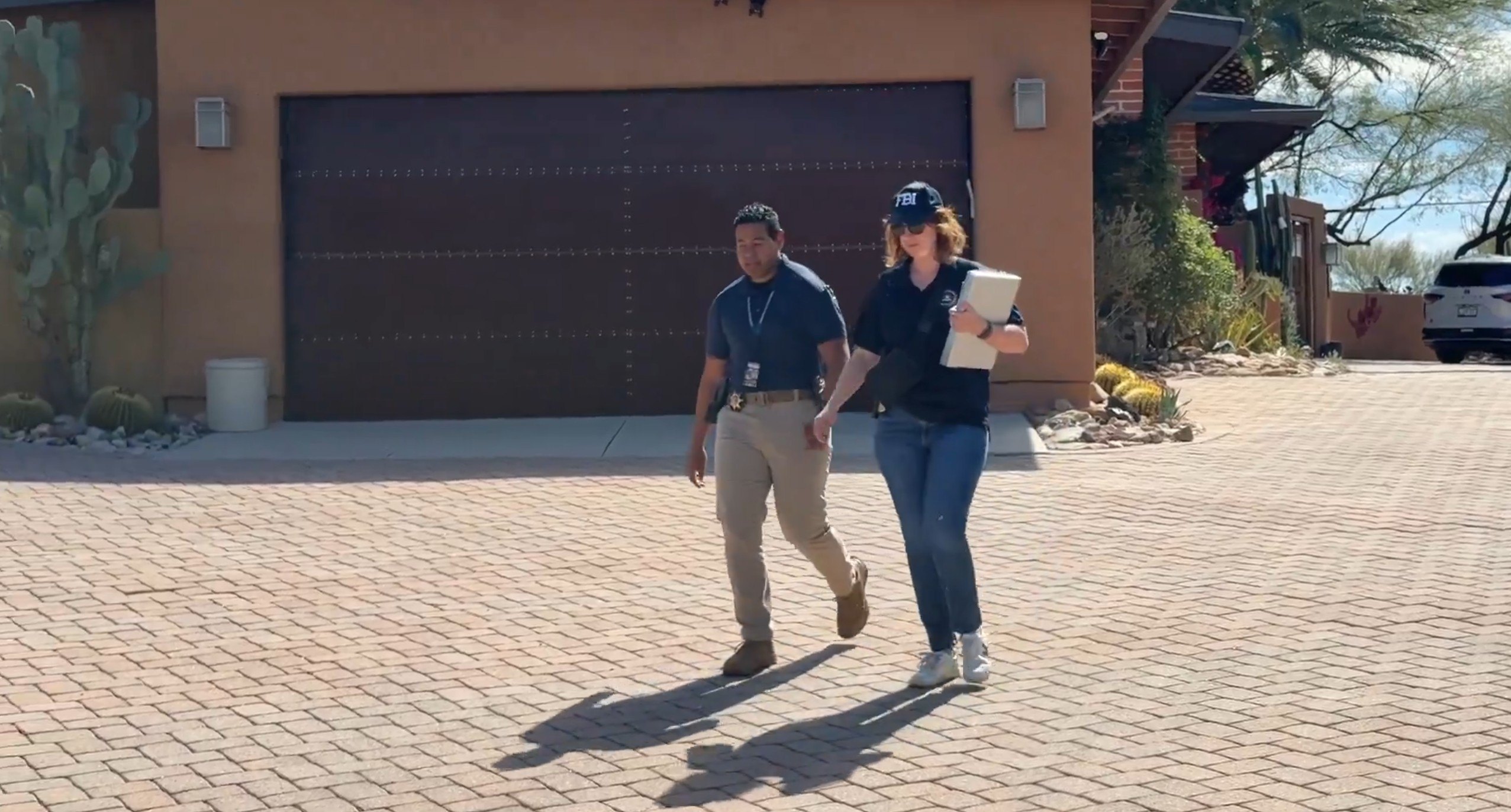 Agen FBI terlihat meninggalkan rumah dekat properti Nancy Guthrie di Arizona pada 5 Maret