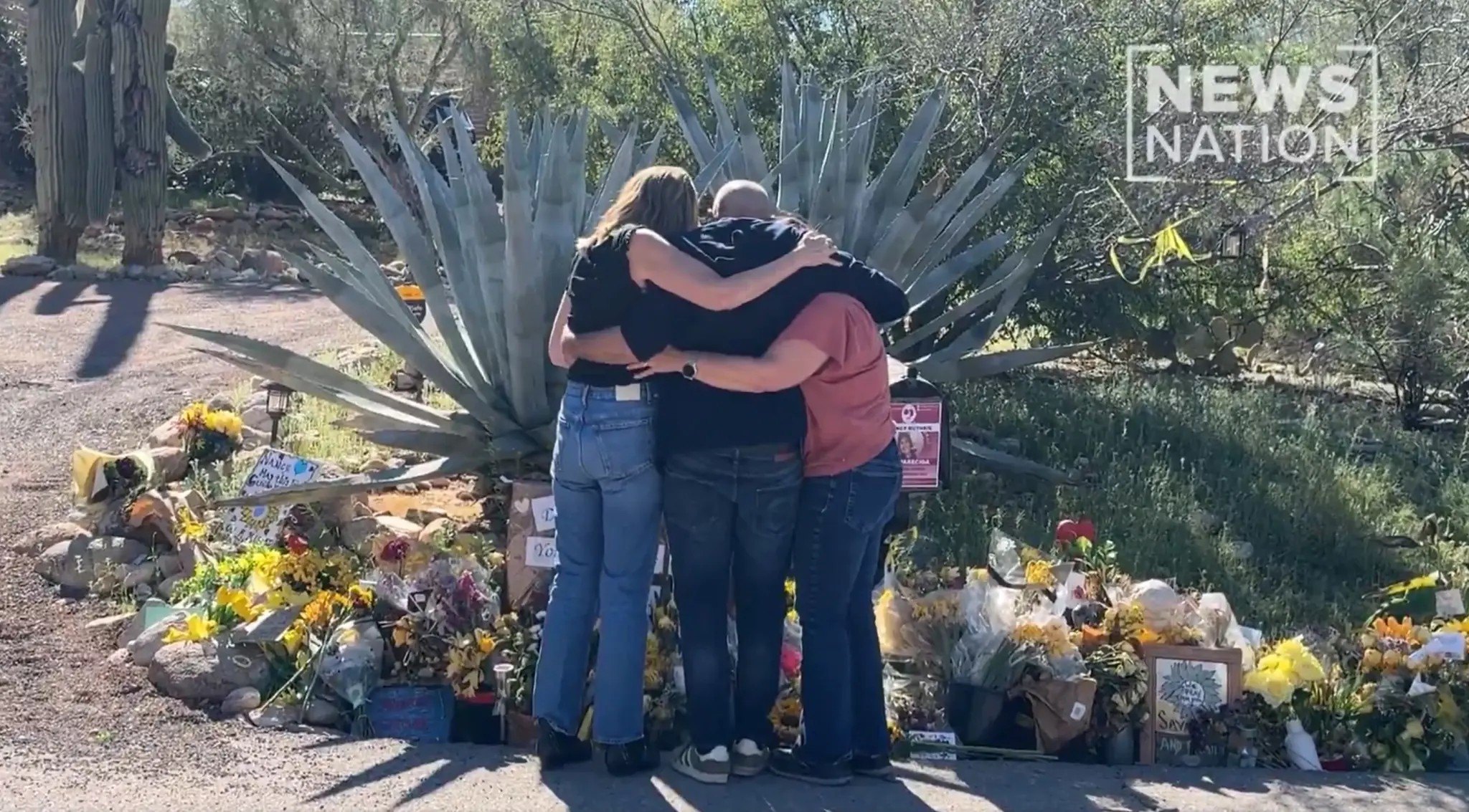 Savannah Guthrie, Annie Guthrie dan Tomasso Cioni mengunjungi Nancy Guthrie Memorial di Arizona