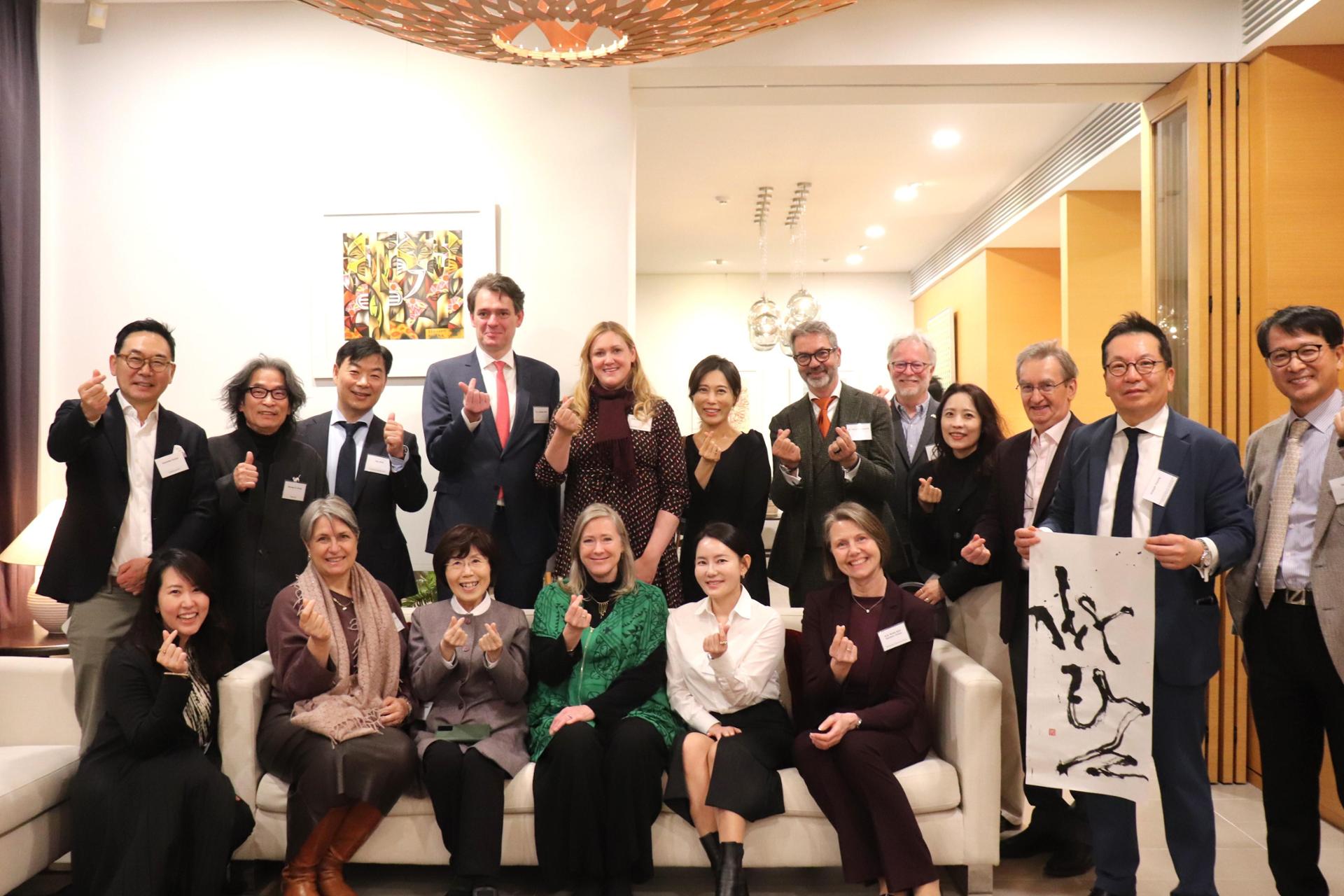 Kaligrafer menyoroti semangat ‘berpikir berbeda’ Raja Sejong di balik Hangeul

 – Beragampengetahuan