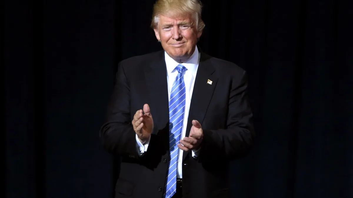 Trump berjanji kepada Angkatan Laut AS untuk melindungi kapal-kapal di Selat Hormuz, namun Iran meledakkan kapal-kapal tersebut dan Angkatan Lautnya tidak ditemukan.

 – Beragampengetahuan