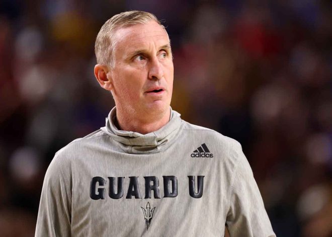 Bobby Hurley dipecat setelah kekalahan turnamen 12 Besar yang mengerikan.

 – Beragampengetahuan