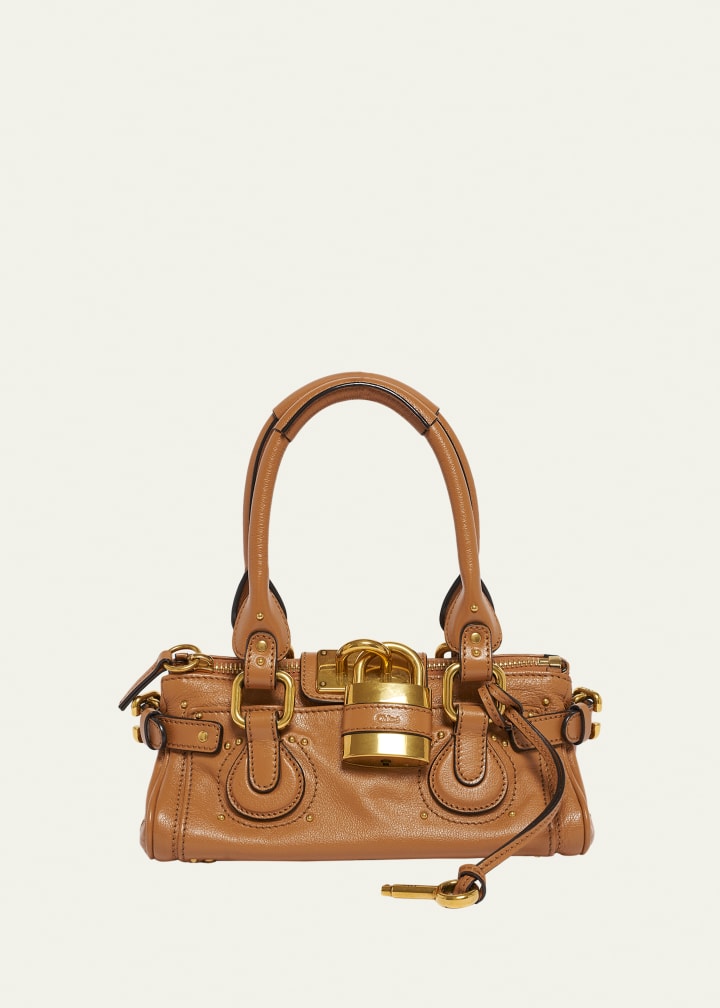 Tas bahu Paddington Padlock kecil terbuat dari kulit.