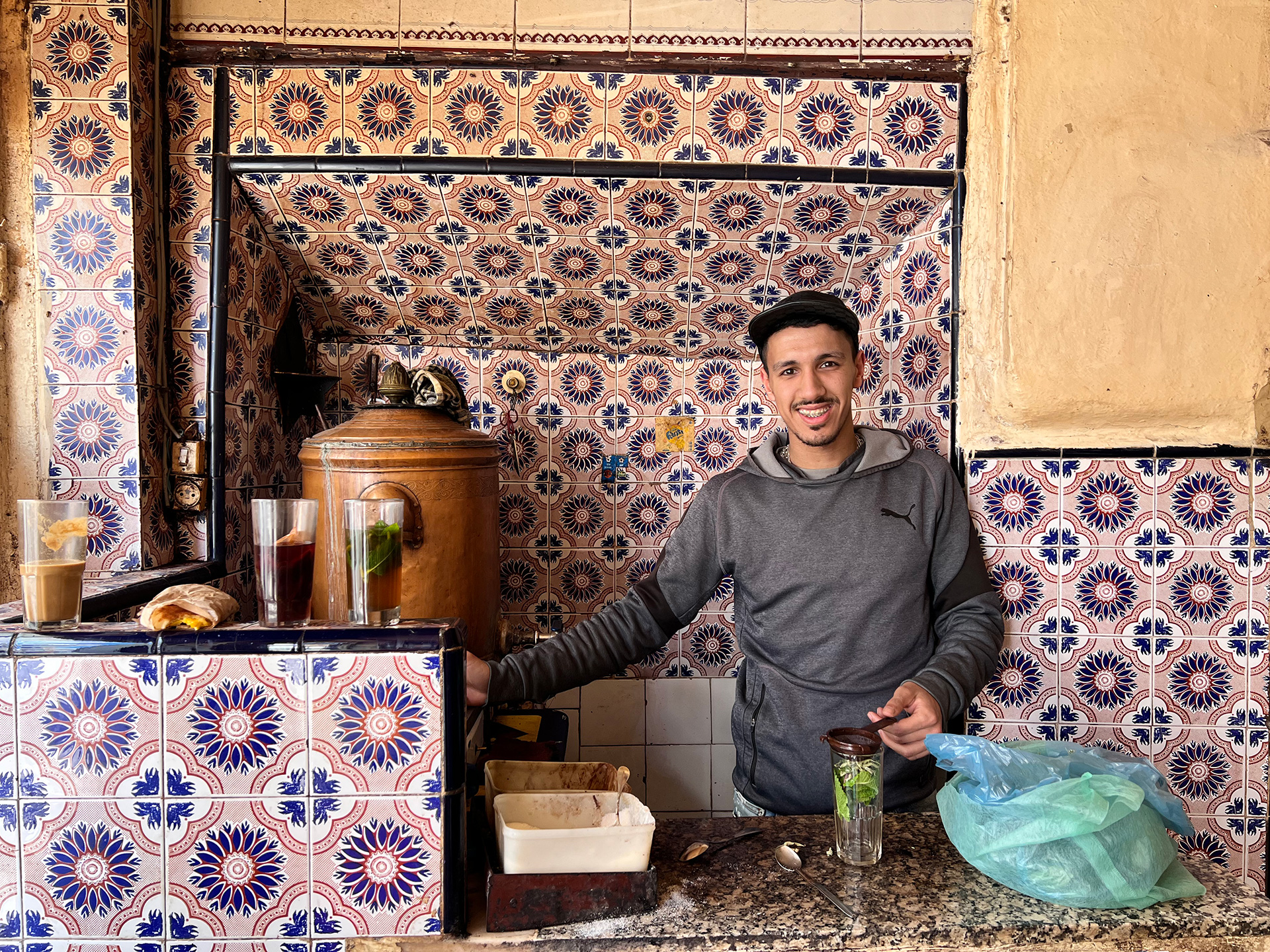 Panduan beragampengetahuan ke Kafe Bersejarah di Tangier, Maroko

 – Beragampengetahuan